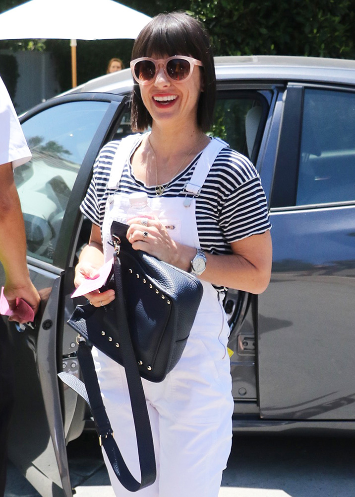 Constance-Zimmer-Rebecca-Minkoff-Festival-Feed-Bag