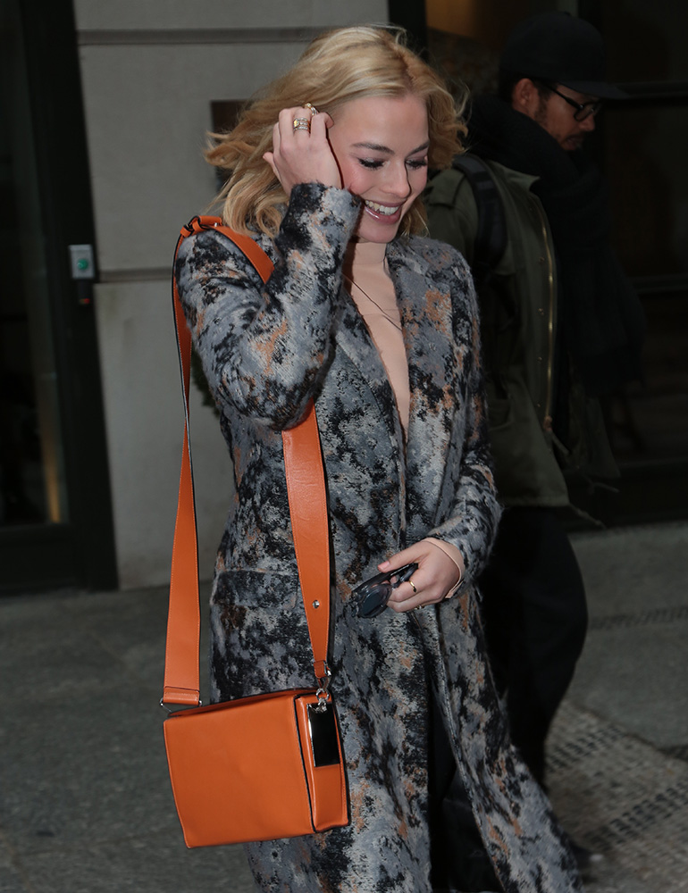 Margot-Robbie-Orange-Shoulder-Bag