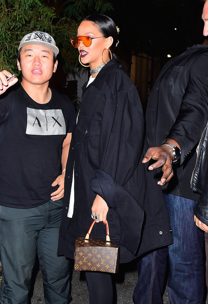 rihanna-louis-vuitton-frank-gehry-twisted-monogram-bag