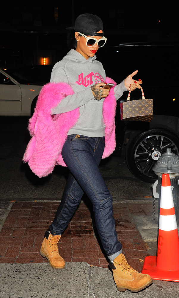 rihanna-louis-vuitton-frank-gehry-twisted-monogram-bag-8