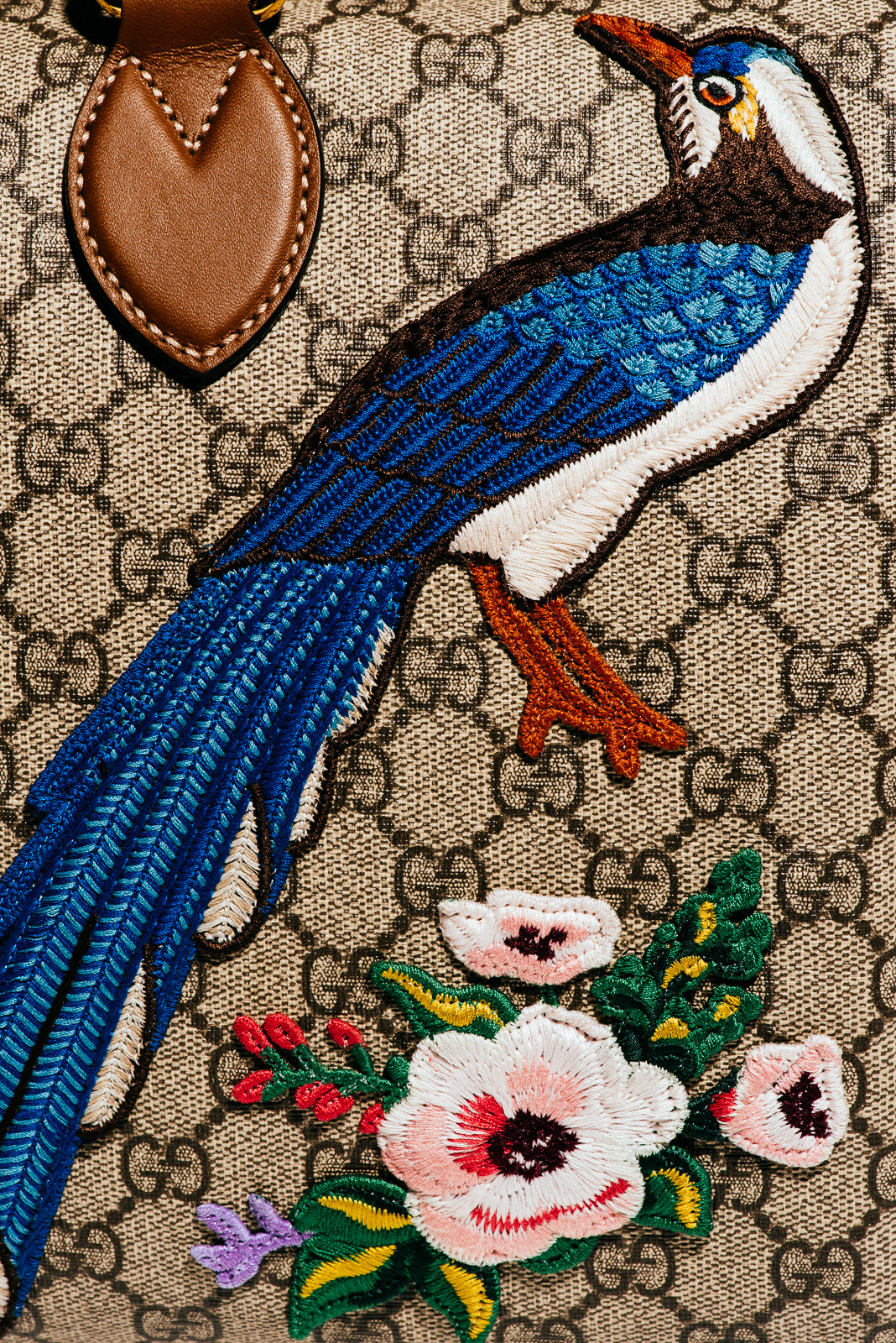 Detail: Gucci Exclusive GG Supreme top hand bag with embroideries