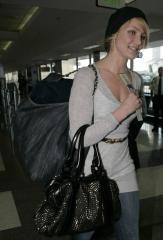 cameron diaz with burberry bag