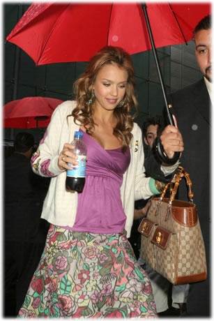 But what Gucci bag is Jessica Alba wearing? Any of you know.