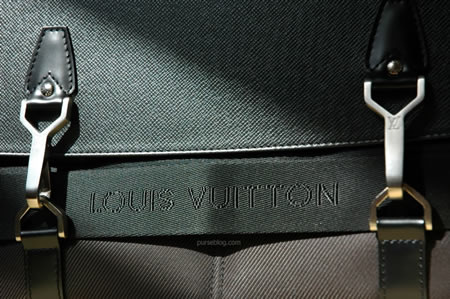 Louis vuitton deals taiga messenger bag