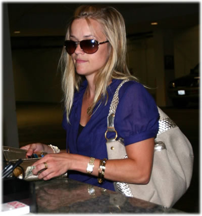 reese witherspoon handbag style2