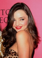 Miranda Kerr looks angelic with her Stella McCartney Clutch 4 Miranda Kerr Stella McCartney3