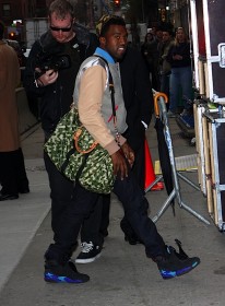 Kim Kardashian kluches Louis Vuitton and Kanye West - PurseBlog