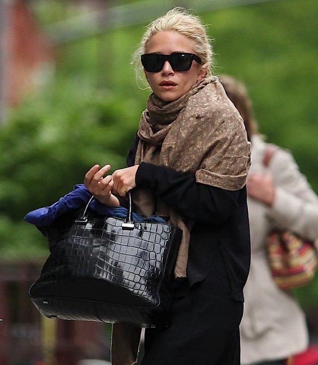 here's ashley olsen wearing the louis vuitton speedy! we have this