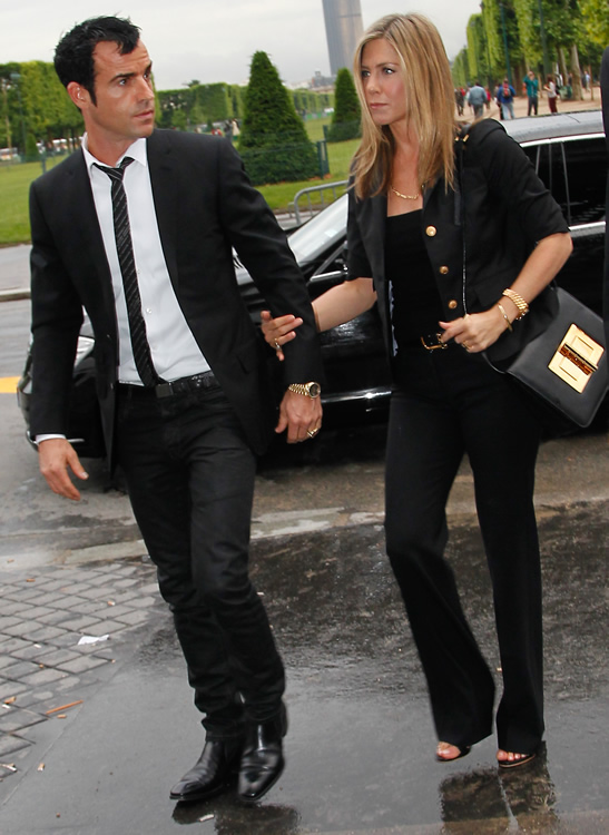 Jennifer Aniston Black Bag With Gold Chain