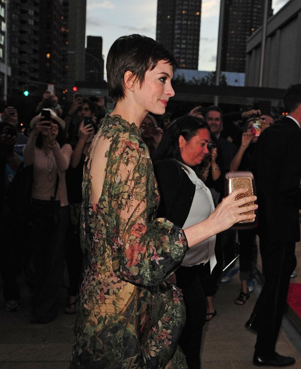 Hathaway anne carries gorgeous roger vivier clutch Hathaway anne carries gorgeous roger vivier clutch