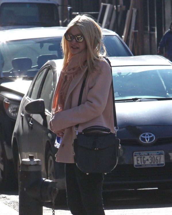 Dakota Fanning enjoys NYC's warm weather with a Celine bag - PurseBlog