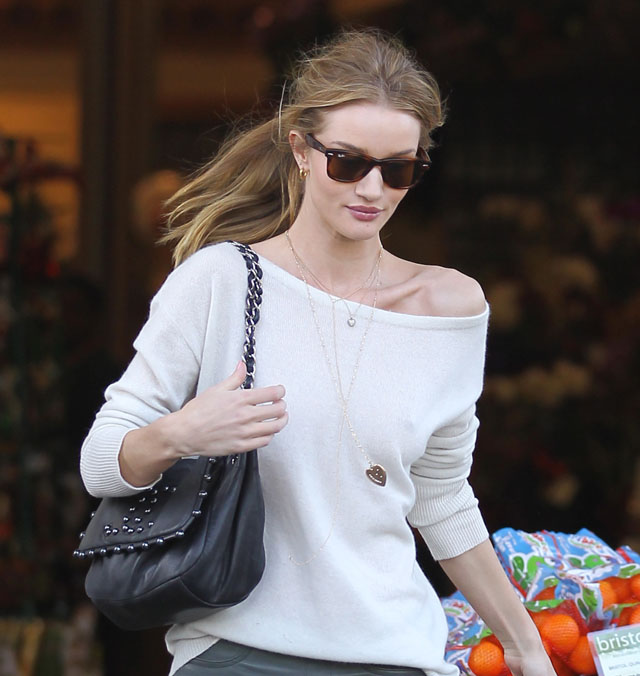 Just Can't Get Enough: Rosie Huntington-Whiteley Always Turns to Mid-Size  Black Bags - PurseBlog