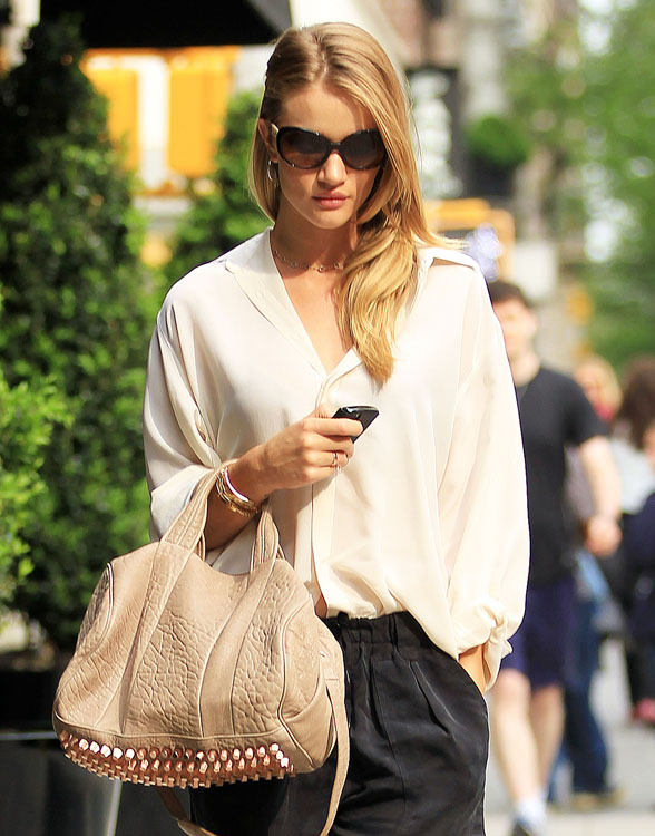Just Can't Get Enough: Rosie Huntington-Whiteley Always Turns to Mid-Size  Black Bags - PurseBlog