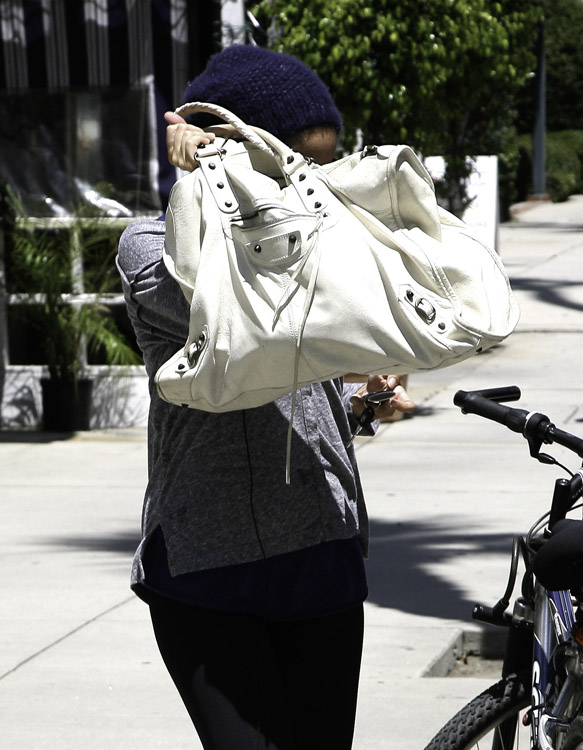 Khloe Kardashian Carries Celine to the Gym - PurseBlog