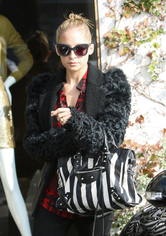 7 Celebrities and Fashion Girls With the Balenciaga City Bag