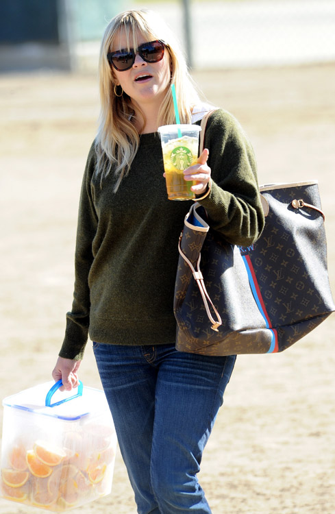 Reese Witherspoon totes purse monogrammed with her initials at LAX