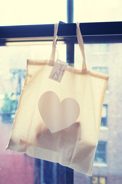 What's In Her Bag: Kelly Rutherford (17)