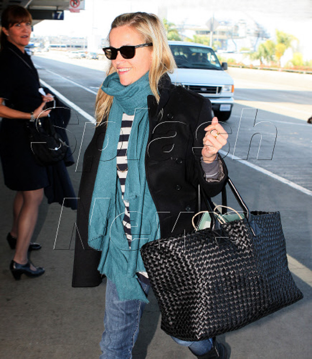Reese Witherspoon carries orange wedges and Louis Vuitton at her son's  soccer game - PurseBlog