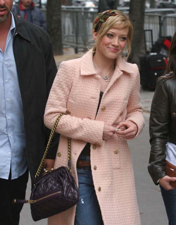 Style a Bottega Veneta crossbody bag like Hilary Duff