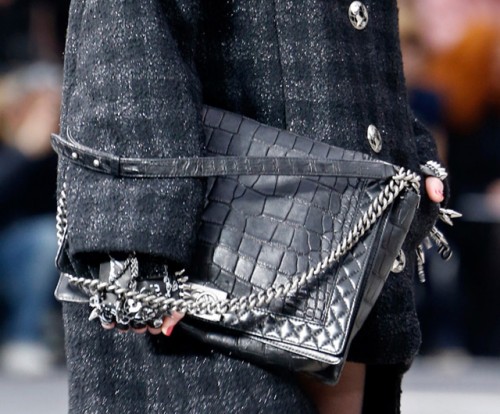 Chain detail on a Chanel Fall 2013 runway handbag