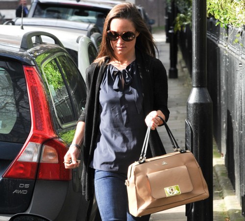 Pippa Middleton carries a tan leather satchel mystery bag (5)