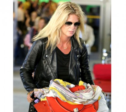 Rachel Hunter carries a red Celine Zipper Trapeze bag at the airport (5)