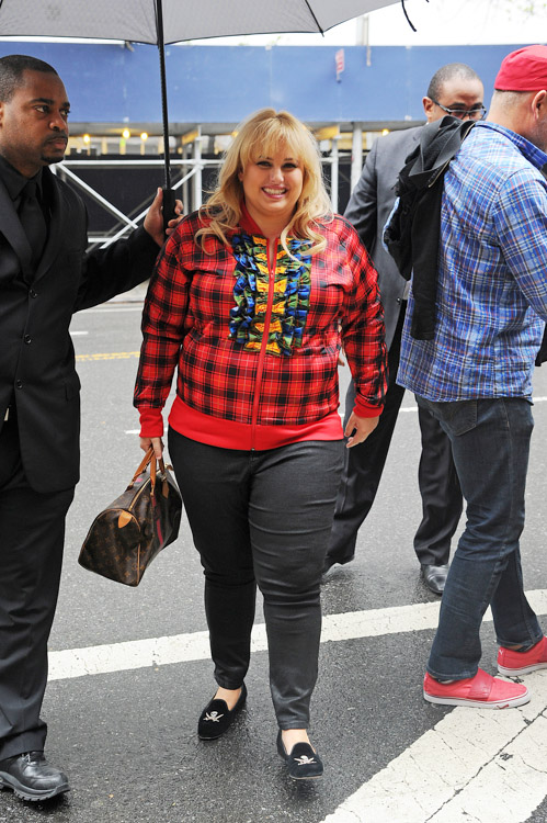 Rebel Wilson carries a personalized Louis Vuitton Speedy - PurseBlog