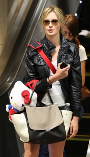 Ireland Baldwin carries a Celine Trapeze Tote at LAX (2)