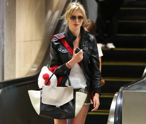 Ireland Baldwin carries a Celine Trapeze Tote at LAX (5)