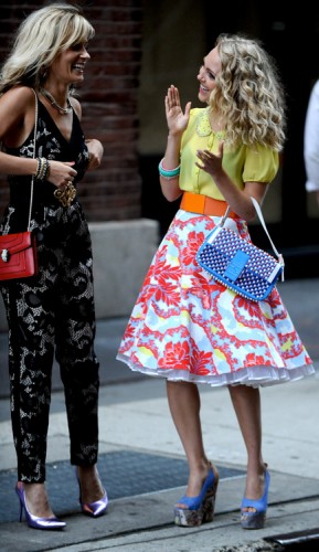 AnnaSophia Robb carries a blue Fendi Baguette Bag on the set of "The Carrie Diaries" (4)