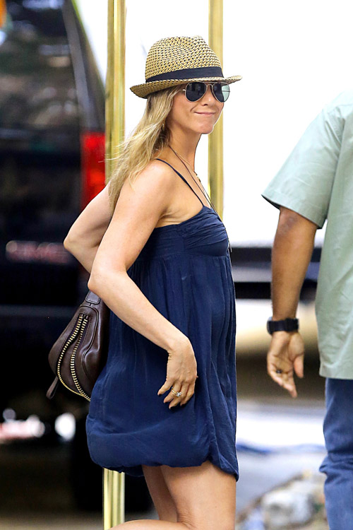 Jennifer Aniston Carries a Tom Ford Bag On The Set Of Her New