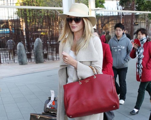 Rosie Huntington-Whiteley carries a Gucci Bamboo Shopper Tote at the airport in Sydney (5)
