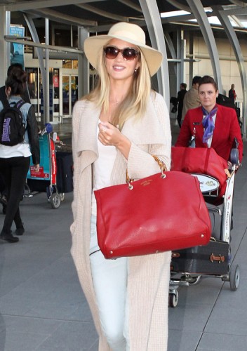Rosie Huntington-Whiteley carries a Gucci Bamboo Shopper Tote at the airport in Sydney (3)