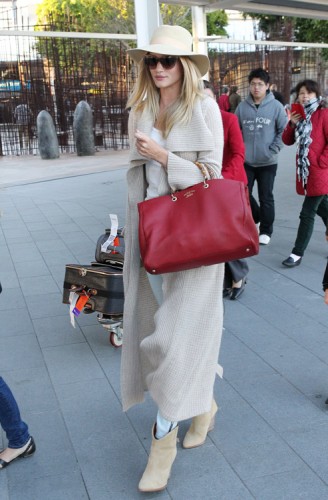 Rosie Huntington-Whiteley carries a Gucci Bamboo Shopper Tote at the airport in Sydney (4)