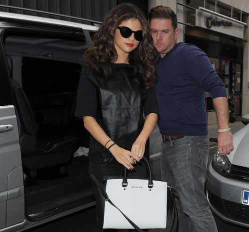 Selena Gomez carries a black and white MICHAEL Michael Kors bag in London (5)