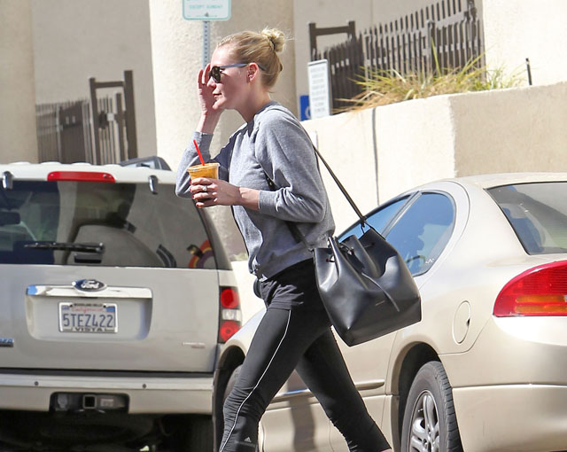 Kirsten Dunst carries a Mansur Gavriel Bucket Bag in LA (5)