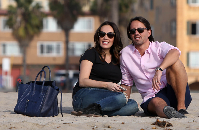 Tamara Ecclestone carries a blue snakeskin Celine tote at the beach (3)