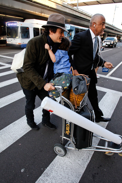 Even Orlando Bloom Likes Traveling with a Louis Vuitton Neverfull -  PurseBlog