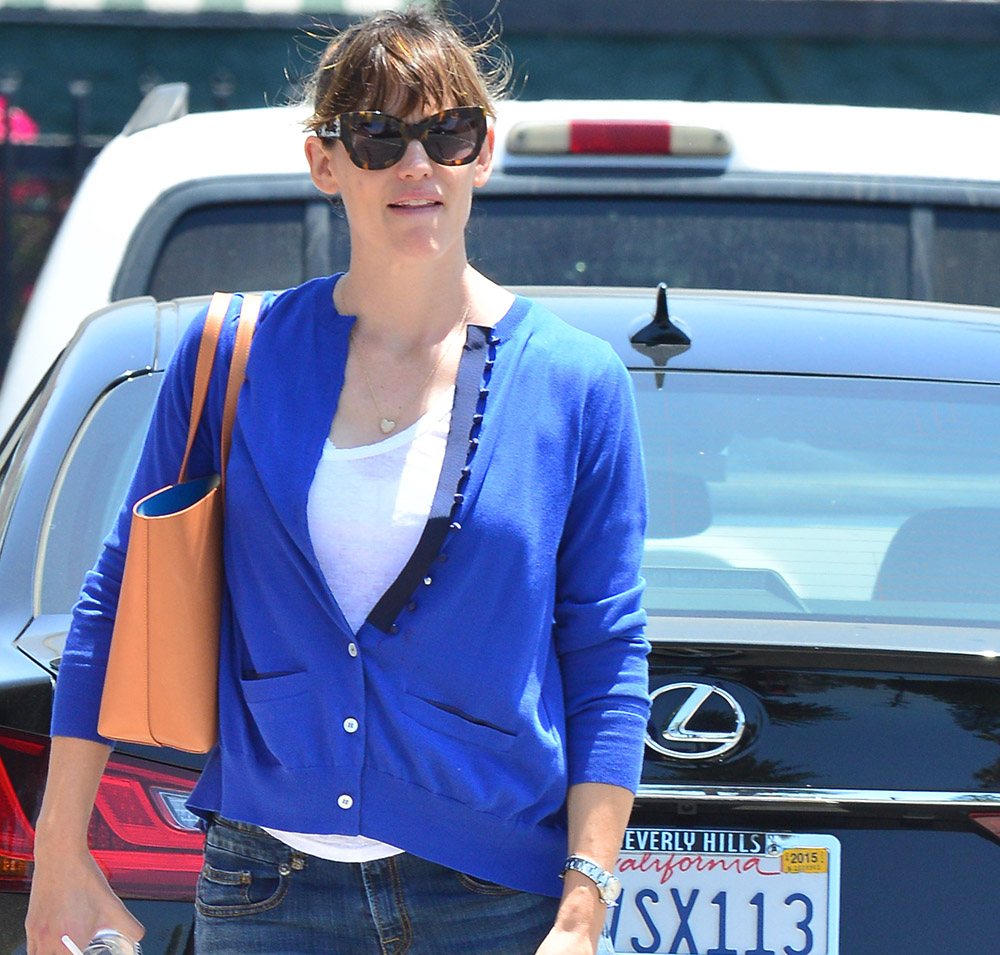 Jennifer Garner Matches the Interior of Her Mansur Gavriel Tote to