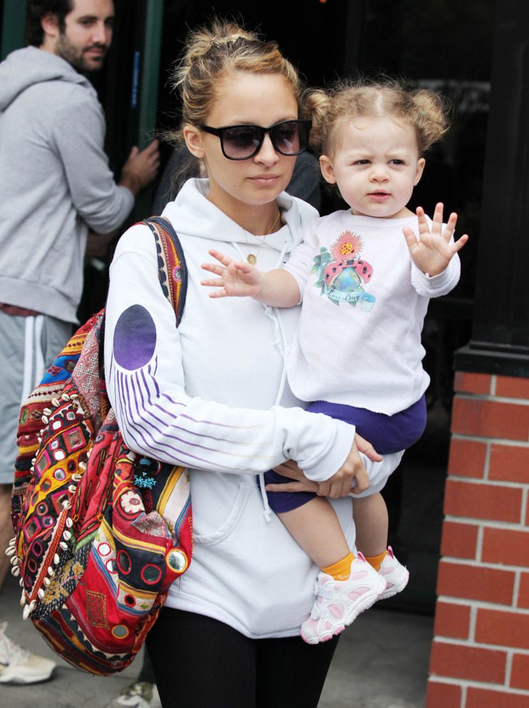The Many Bags of Celebrity Moms - Page 38 of 51 - PurseBlog