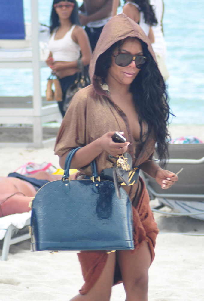 Check Out What Your Favorite Stars Carry to the Beach - PurseBlog