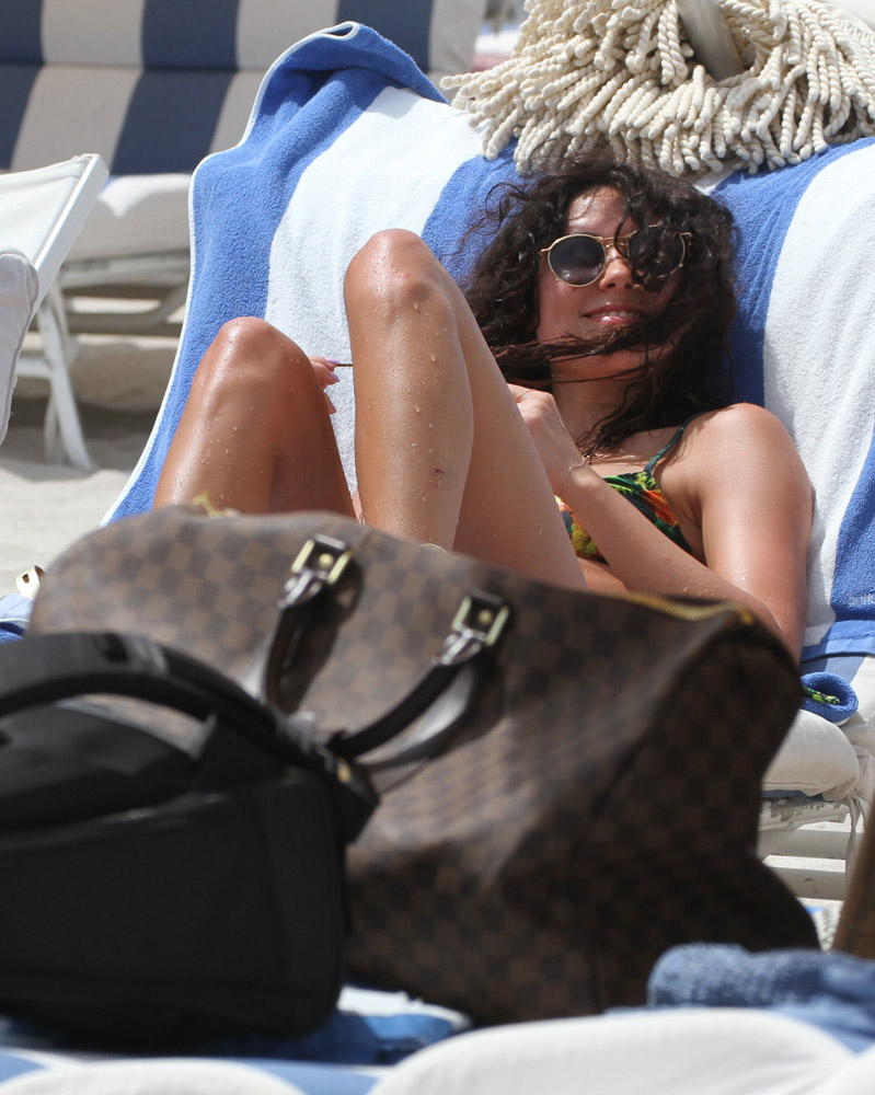Celebs Are Already Busting Out the Beach Totes & Spring Bucket Bags -  PurseBlog
