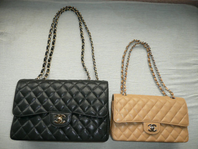 CHANEL SMALL VS MEDIUM CLASSIC FLAP  What fits, modshots, prices & more 