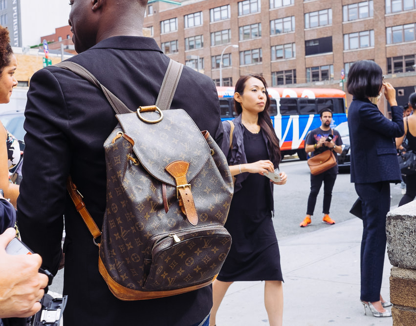 coco chanel carrying alma bag