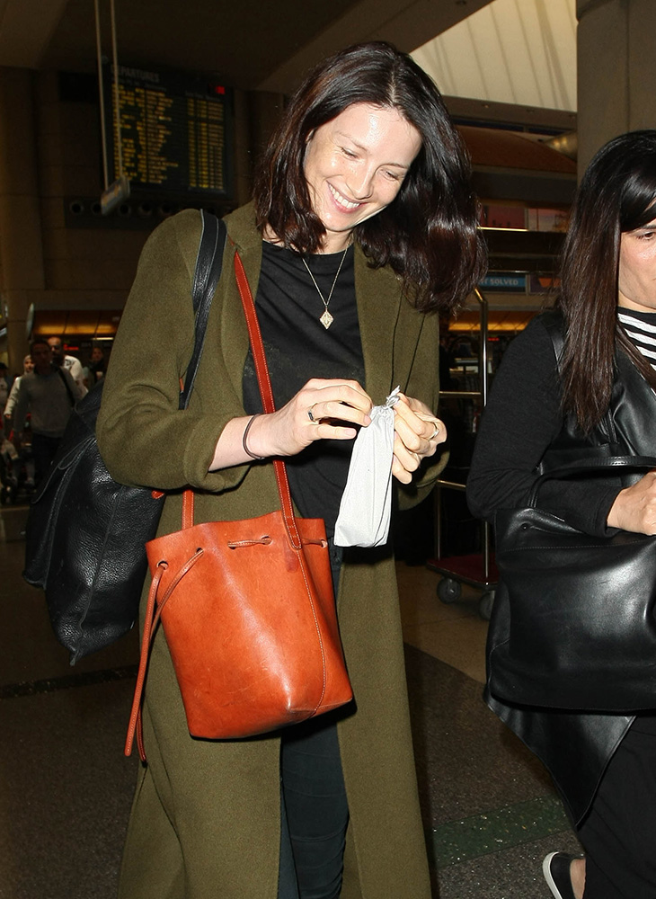 Caitriona Balfe Fashion — WHAT: Mansur Gavriel Mini Bucket Bag in Brandy