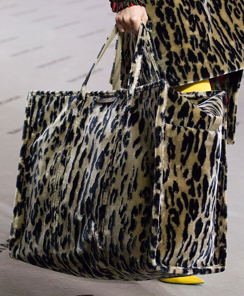 Fall 2017 S Gest Runway Bag Trend Enormous Oversized Totes And Balenciaga