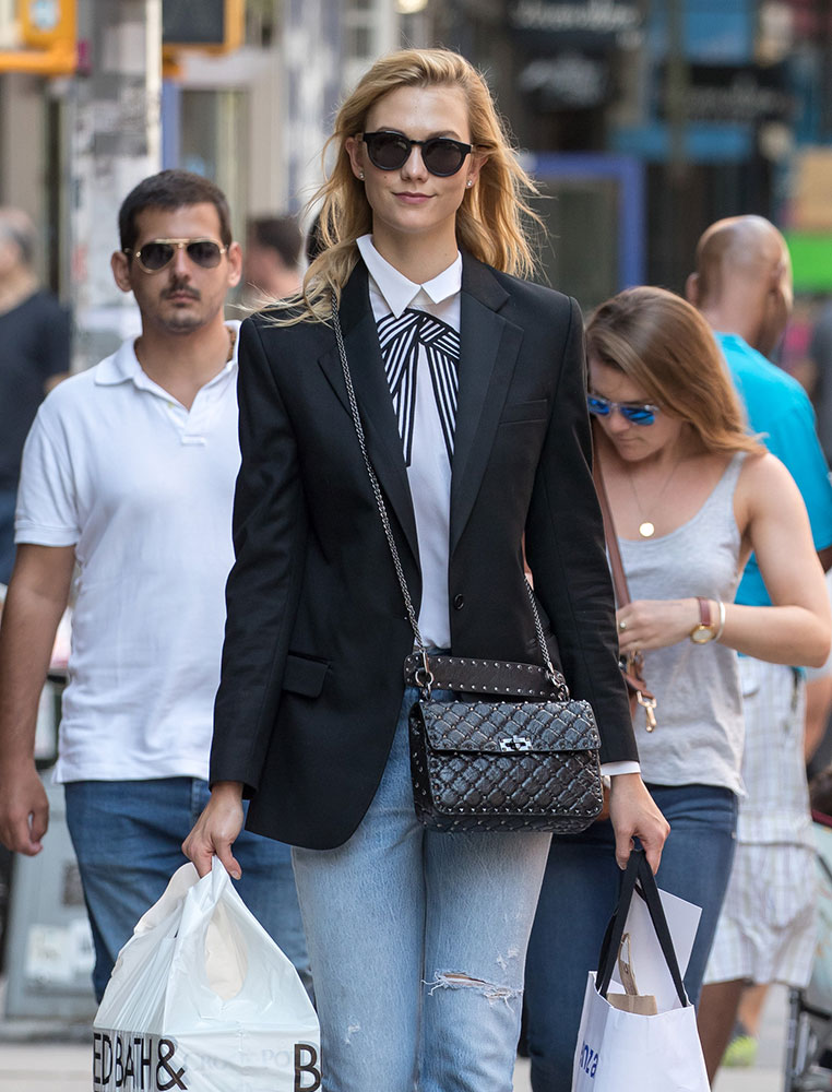 Karlie Kloss is Here to Model All of Her Favorite Black Bags For Your ...