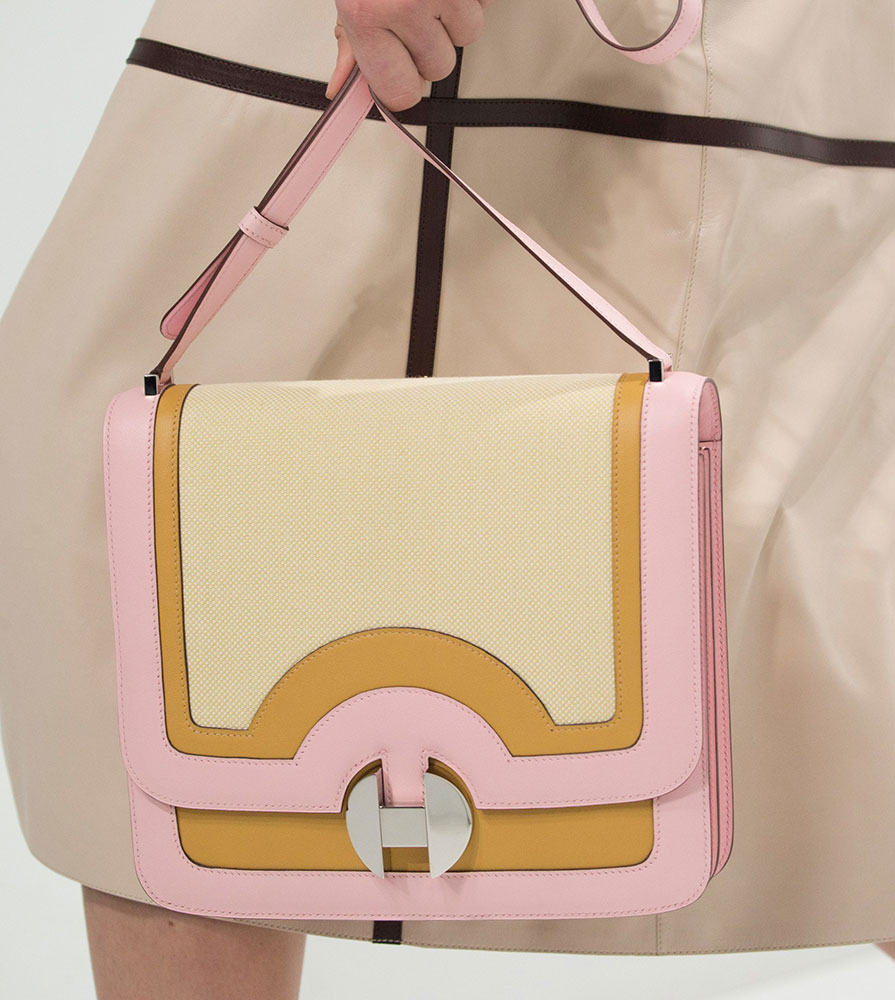 Hermès Focuses on Its Newest Shoulder Bag on the Spring 2018 Runway - PurseBlog