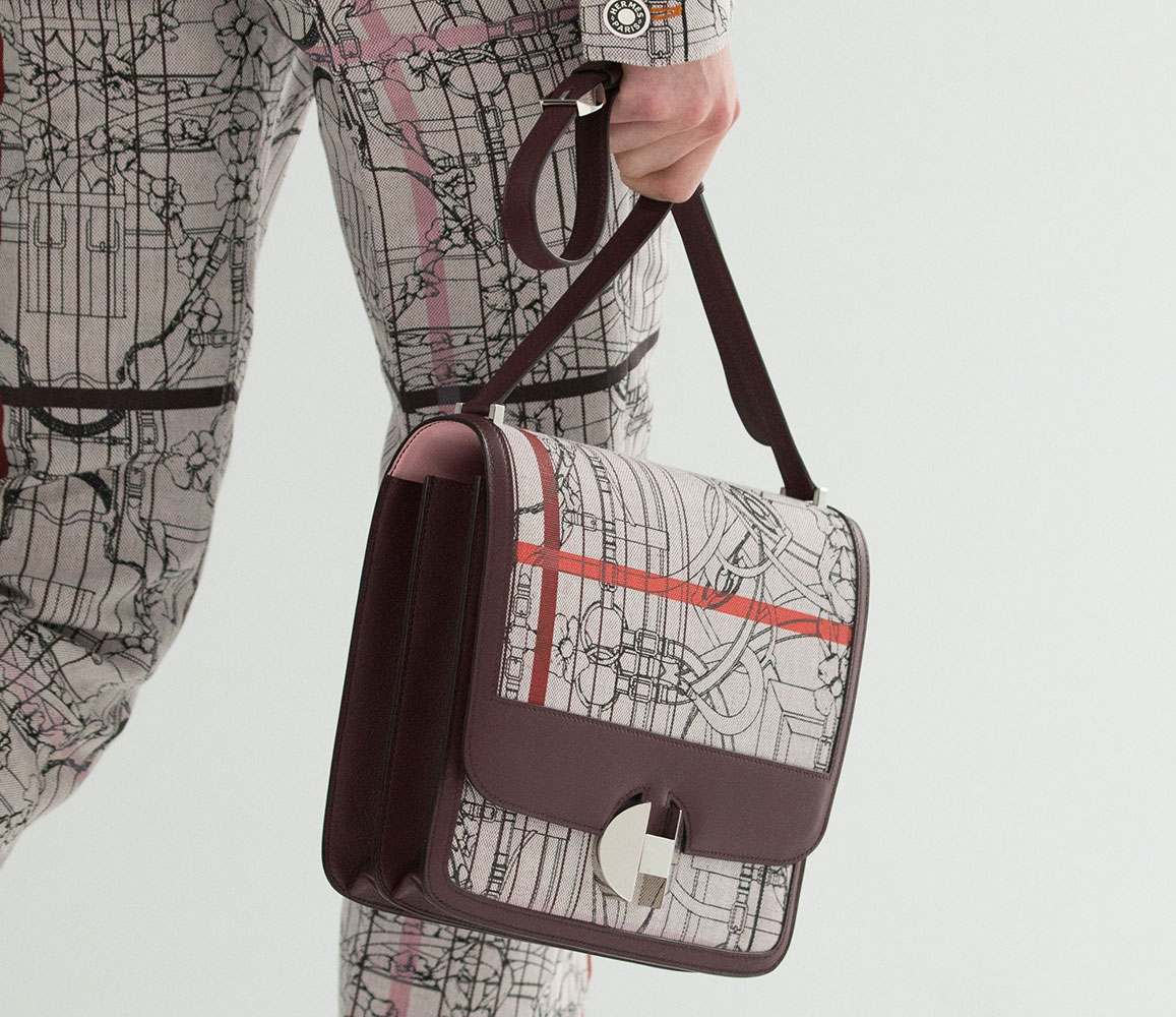 Hermès Focuses on Its Newest Shoulder Bag on the Spring 2018 Runway - PurseBlog