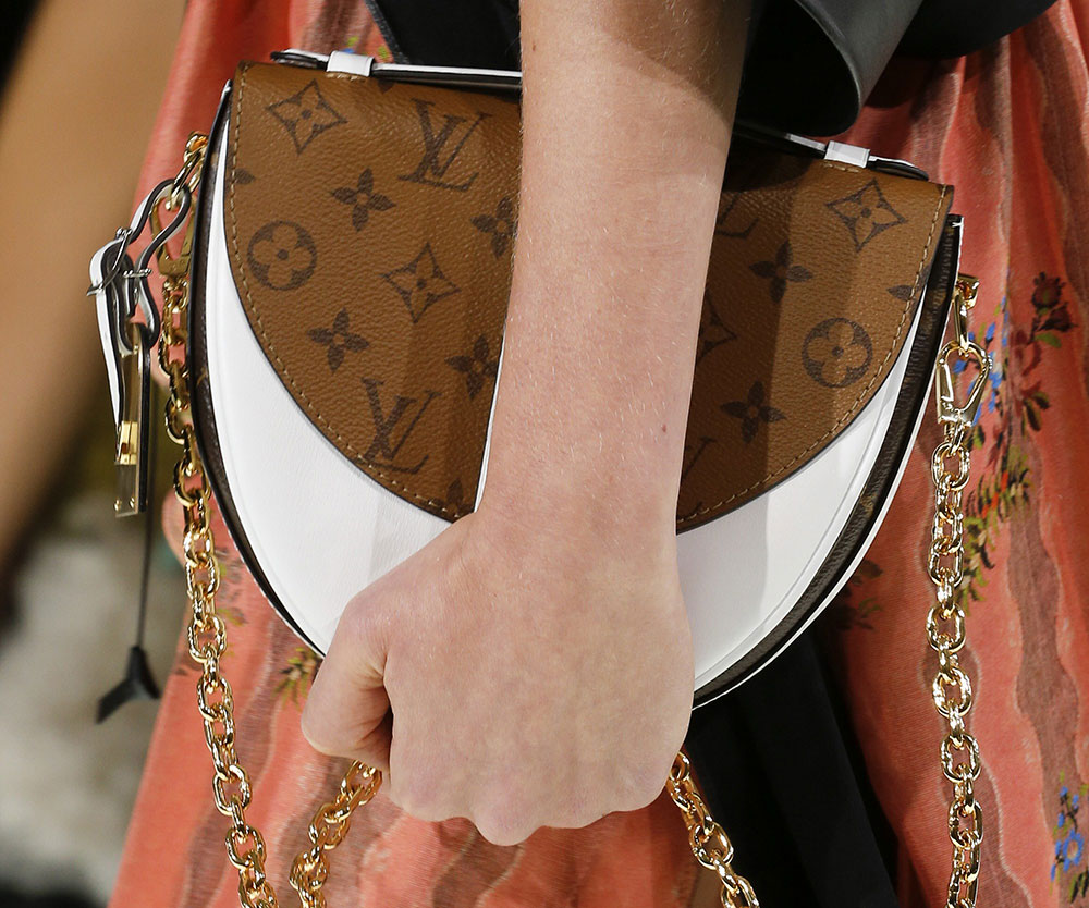 Louis Vuitton's Spring 2018 Runway Bags Went in an Angular, Minimal  Direction - PurseBlog